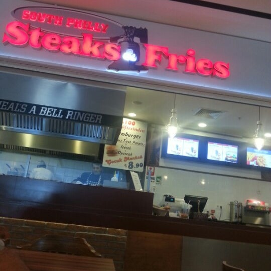 Foto diambil di Steak &amp; Fries South Philly oleh Salih I. pada 8/21/2012