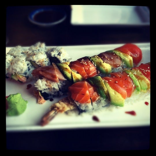 Foto diambil di Sakura Restaurant &amp; Sushi Bar oleh David L. pada 3/16/2012