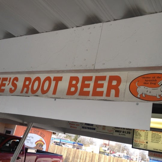 Foto diambil di Gene&#39;s Root Beer oleh Ben R. pada 3/16/2012