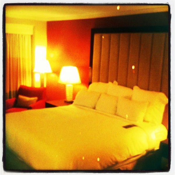 4/8/2012 tarihinde Ilovetapatioziyaretçi tarafından Renaissance Charlotte SouthPark Hotel'de çekilen fotoğraf