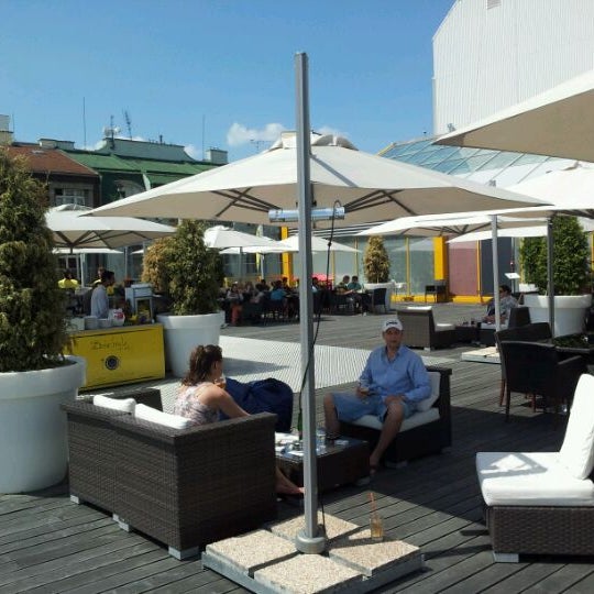 5/24/2012 tarihinde David J.ziyaretçi tarafından Bohe(my)a Lounge &amp; Grill Bar'de çekilen fotoğraf