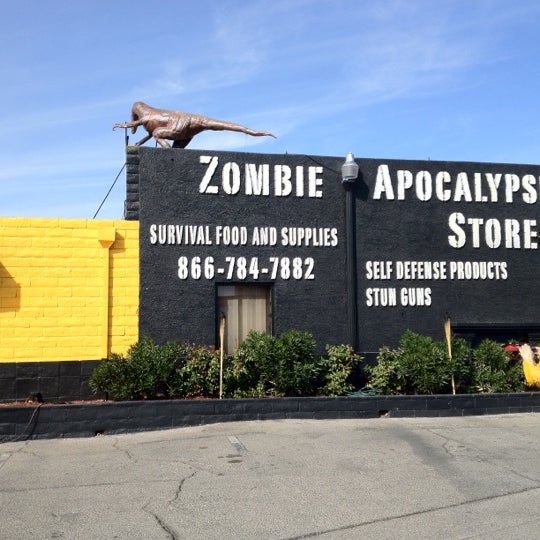 รูปภาพถ่ายที่ Zombie Apocalypse Store โดย Jens M. เมื่อ 3/5/2012