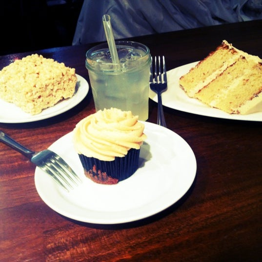 6/12/2012 tarihinde Deborah M.ziyaretçi tarafından Sugarplum Cake Shop'de çekilen fotoğraf