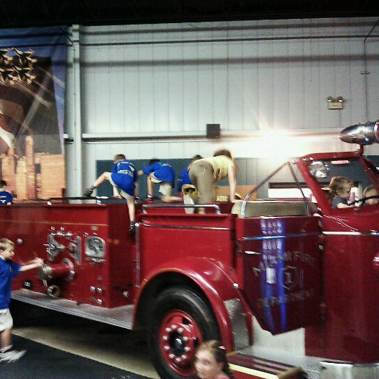 Foto tirada no(a) Hall of Flame Fire Museum and the National Firefighting Hall of Heroes por Szoke S. em 7/14/2012