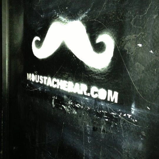 Photo prise au Moustache Bar par Gurmukh P. le10/5/2012
