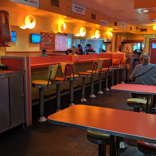 Foto tomada en Lucky&#39;s Famous Burgers  por Christopher V. el 6/12/2019