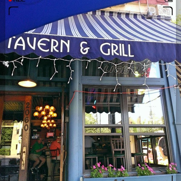 Foto tirada no(a) Four Farthings Tavern &amp; Grill por Christopher V. em 6/14/2014