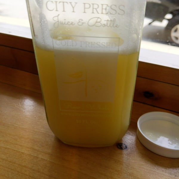 รูปภาพถ่ายที่ City Press Juice &amp; Bottle โดย Christopher V. เมื่อ 7/1/2019
