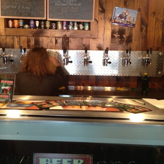4/14/2013 tarihinde Ben P.ziyaretçi tarafından Beer Boutique'de çekilen fotoğraf