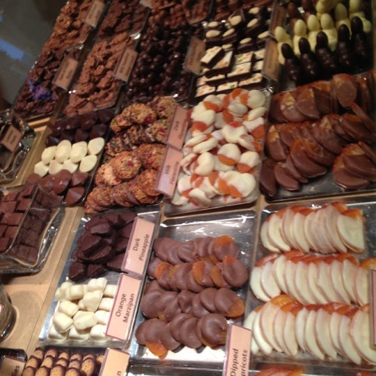 Foto scattata a teuscher Chocolates - Rockefeller Center da Julie H. il 12/15/2012