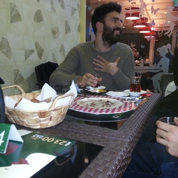 Foto tomada en Ala Kahve Cafe &amp; Bistro  por Deniz Emre D. el 11/28/2014