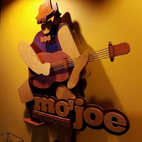 Foto tirada no(a) Mo&#39;Joe Coffee House por Douglas F. em 9/29/2016