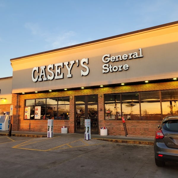 Foto diambil di Casey&#39;s General Store oleh Douglas F. pada 11/6/2022