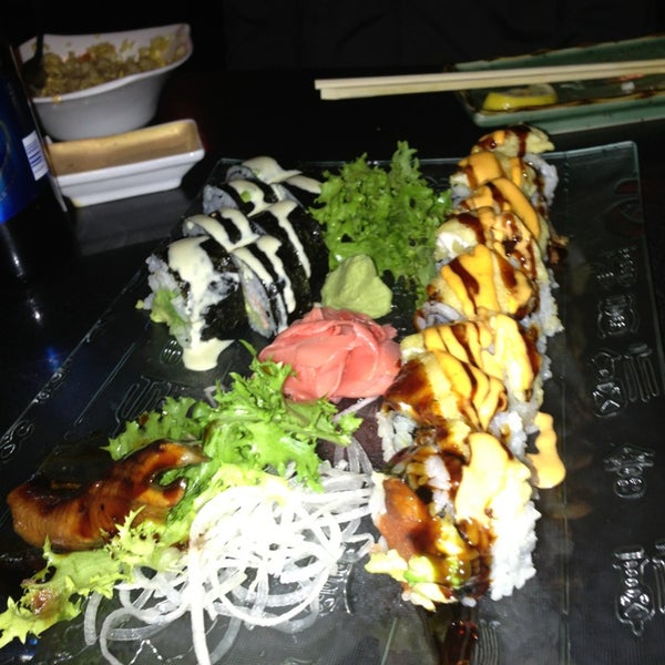 Foto diambil di Shinto Japanese Steakhouse &amp; Sushi Bar oleh Christie B. pada 12/20/2012