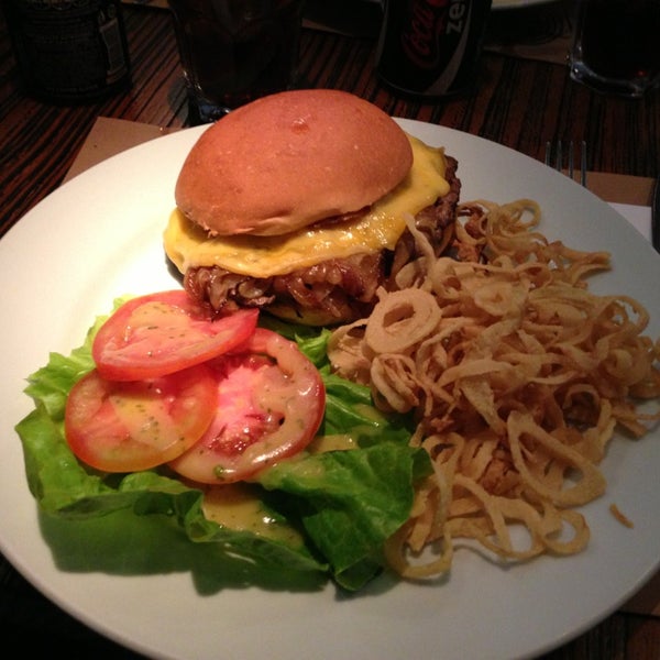 Oklahoma burger com American Cheese e bacon,muito saboroso.Minha segunda impressão do local foi bem melhor.