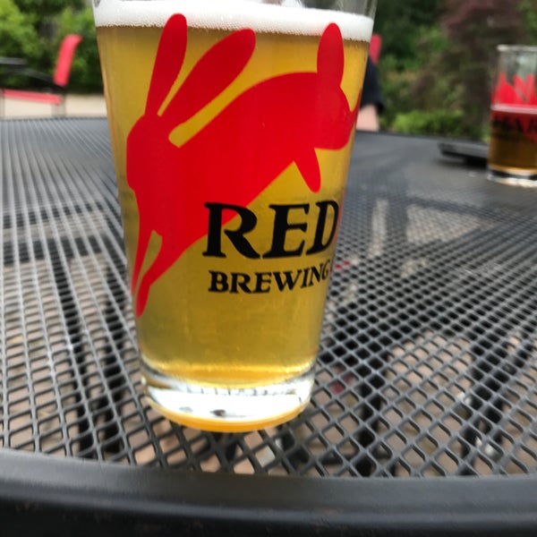 Foto tomada en Red Hare Brewing Company  por Mark L. el 5/15/2018