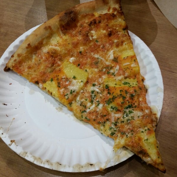Das Foto wurde bei Ian&#39;s Pizza von Michael V. am 7/3/2014 aufgenommen