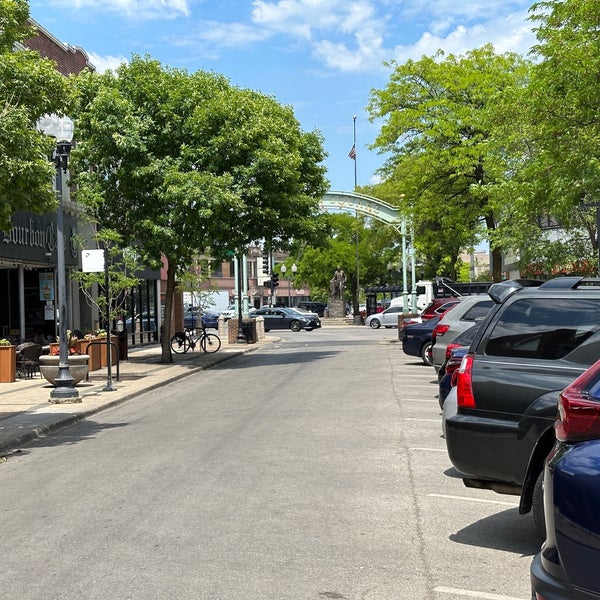 Photos at Lincoln Square (Giddings Plaza) Ravenswood 28 tips from