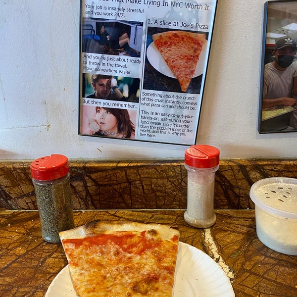 Foto diambil di Joe&#39;s Pizza oleh Jeremy pada 6/29/2022