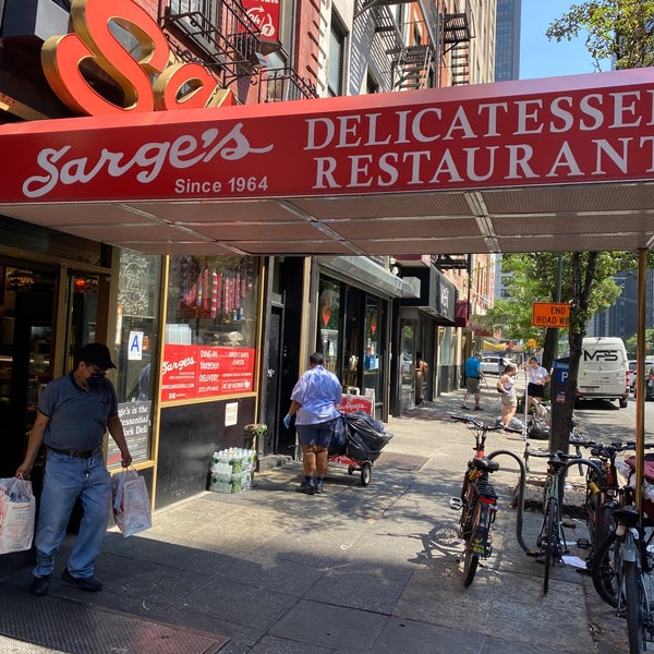Photo taken at Sarge&#39;s Delicatessen &amp; Diner by Jeremy on 7/1/2022