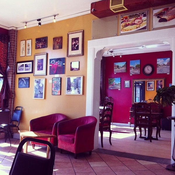 รูปภาพถ่ายที่ In House Café โดย Luís L. เมื่อ 4/29/2013
