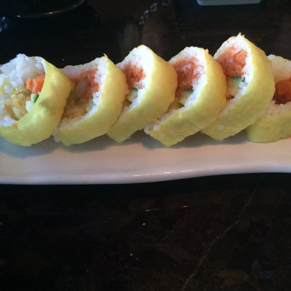 Foto scattata a Blue Wasabi Sushi &amp; Martini Bar da Terry B. il 6/21/2015