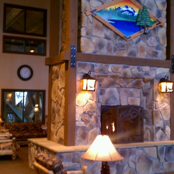 Foto diambil di Timber Ridge Lodge &amp; Waterpark oleh Rick E F. pada 3/16/2013