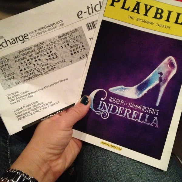 รูปภาพถ่ายที่ Cinderella on Broadway โดย Gina D. เมื่อ 5/22/2013