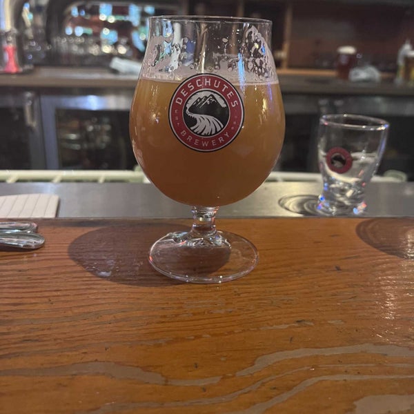 Das Foto wurde bei Deschutes Brewery Portland Public House von Nathan G. am 6/19/2022 aufgenommen