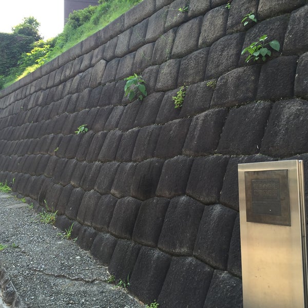 7/12/2015にNaoが野毛山住宅亀甲積擁壁 (旧平沼専蔵別邸石積擁壁及び煉瓦塀)で撮った写真