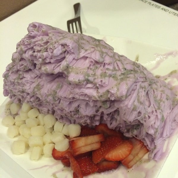 Photo taken at Sno-Zen Shaved Snow &amp; Dessert Cafe by Victor S. on 11/23/2014