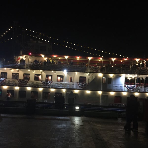 Foto tirada no(a) Savannah&#39;s Riverboat Cruises por mikk d. em 10/18/2015