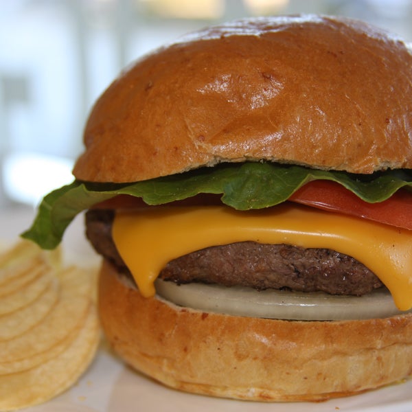 Photo prise au Ashys Burger &amp; Subs par Ashys Burger &amp; Subs le11/20/2014