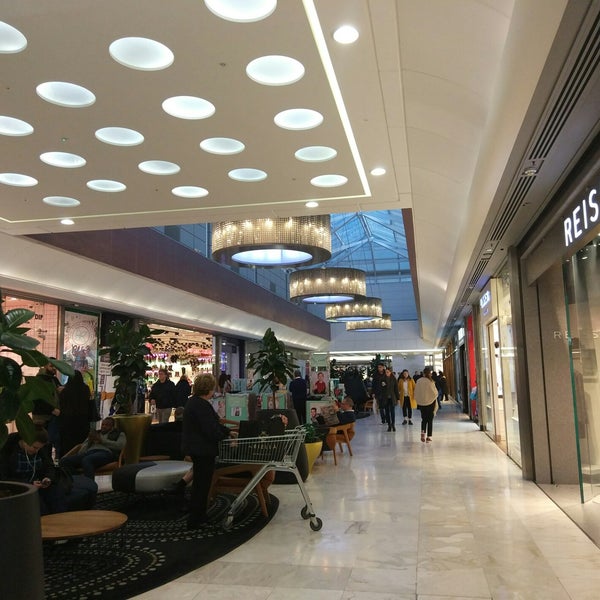 รูปภาพถ่ายที่ Brent Cross Shopping Centre โดย Evgeni I. เมื่อ 11/9/2017