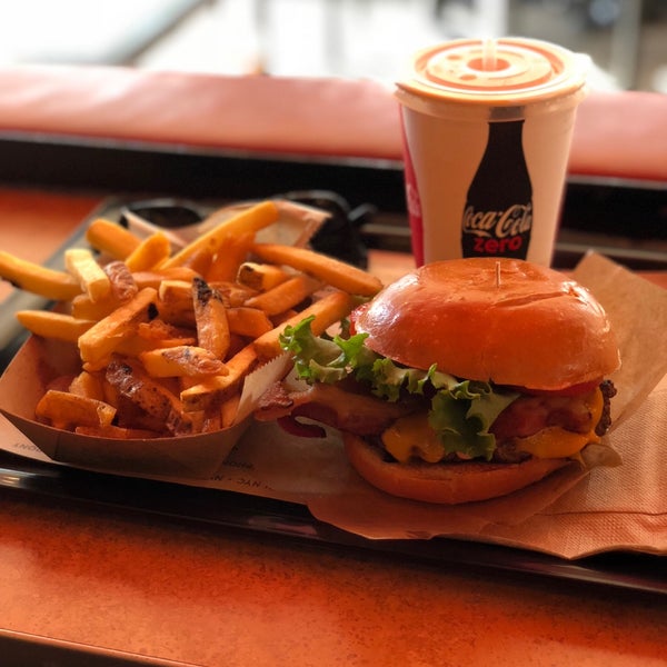 Photo taken at New York Burger Co. by ろーれんす on 10/3/2018