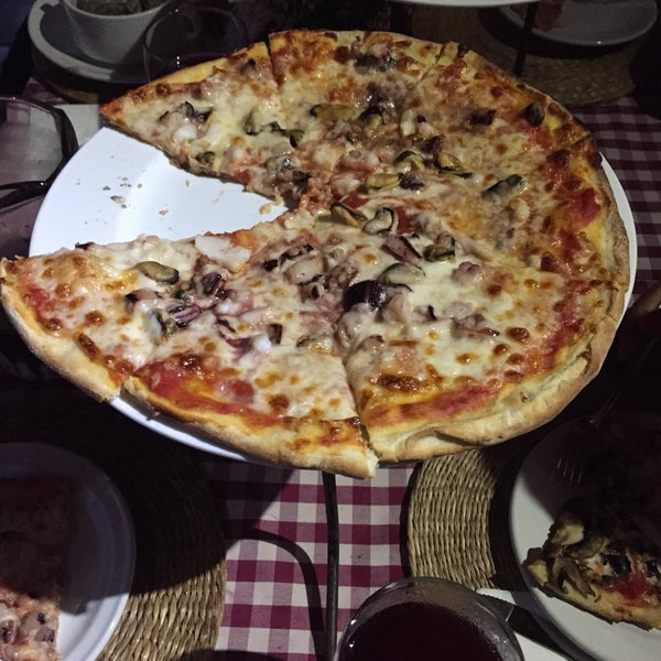 Foto diambil di Trattoria La Pasta oleh HElio A. pada 5/25/2017