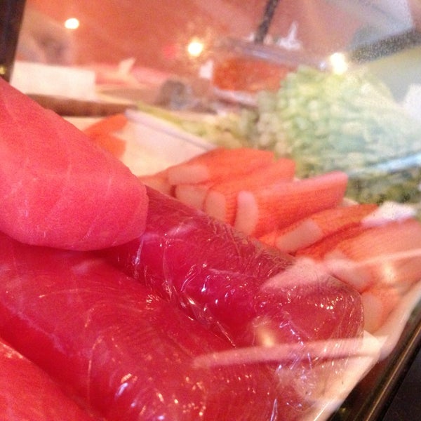 รูปภาพถ่ายที่ Kochi Sushi &amp; Hibachi โดย Bob K. เมื่อ 3/25/2013