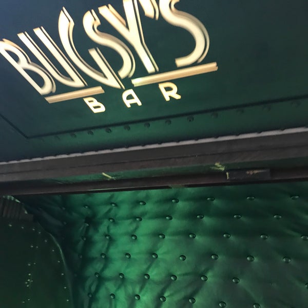 Foto tirada no(a) Bugsy&#39;s Bar por Faisal X. em 6/15/2018