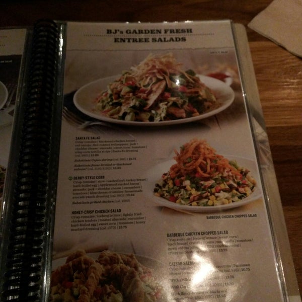 Photo taken at BJ&#39;s Restaurant &amp; Brewhouse by dgw on 1/4/2018