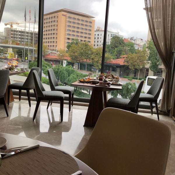 9/14/2018 tarihinde Rua D.ziyaretçi tarafından Veranda Restaurant &amp; Lounge InterContinental Istanbul'de çekilen fotoğraf