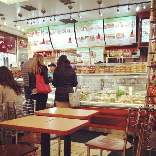 Foto tomada en Fluffy&#39;s Cafe &amp; Pizzeria  por Isa A. el 4/2/2014