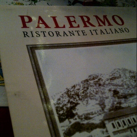 Foto tirada no(a) Palermo Italian Restaurant por Tabitha B. em 12/22/2012