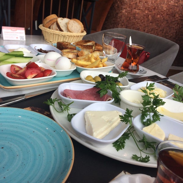 Foto diambil di Dilek Pasta Cafe &amp; Restaurant Halkalı Kanuni oleh Sevgi Y. pada 10/31/2018