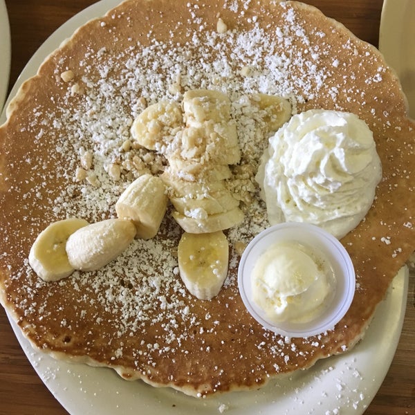 The specialty pancakes and hashbrowns are outstanding! My favorite meal during my stay on the Big Islands!!!!! Huge portions at an affordable price. You can't go wrong... just do it!