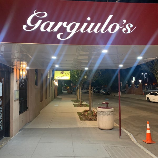 Foto diambil di Gargiulo&#39;s Restaurant oleh jason h. pada 9/15/2019