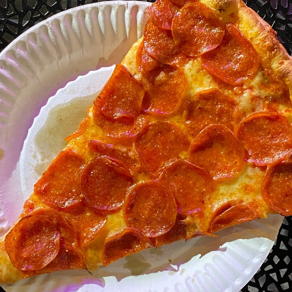 6/1/2023 tarihinde Stephen C.ziyaretçi tarafından Bleecker Street Pizza'de çekilen fotoğraf