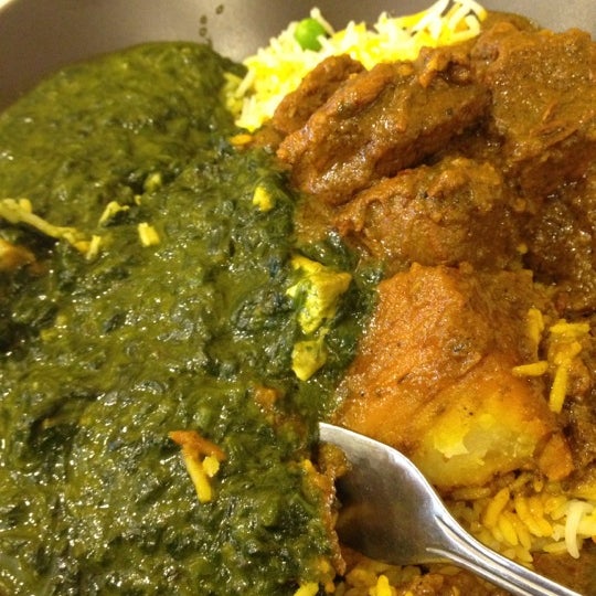 Foto diambil di Bombay&#39;s Indian Restaurant oleh Frank M. pada 10/1/2012