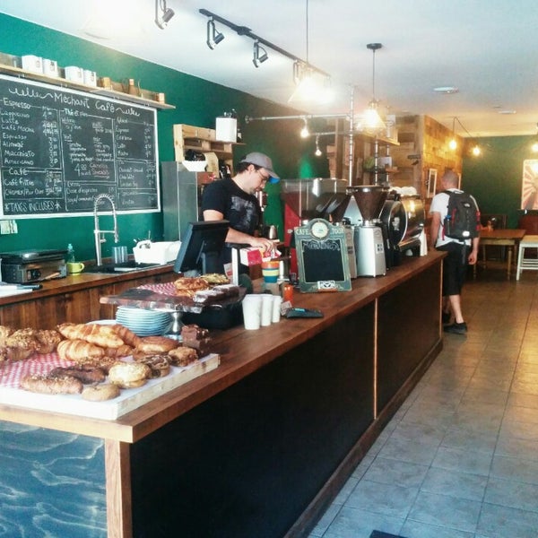 Das Foto wurde bei Méchant Café Espresso Bar von Zsofi N. am 6/29/2014 aufgenommen