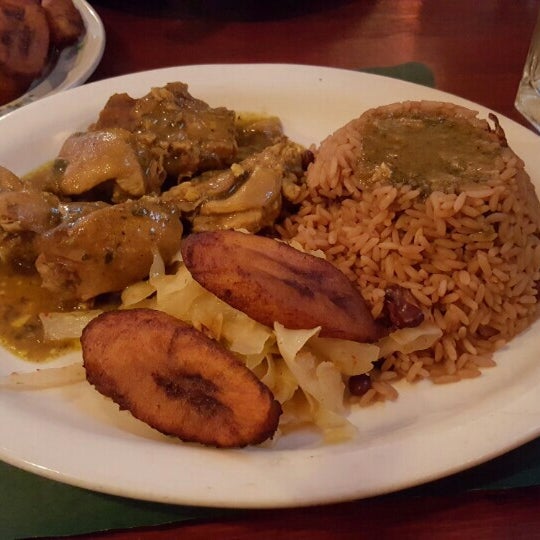 Foto tirada no(a) Janelle&#39;s Caribbean American Cuisine &amp; Bar por Andre R. em 10/10/2015