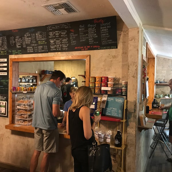 9/16/2017 tarihinde Scott S.ziyaretçi tarafından Bergie&#39;s Coffee Roast'de çekilen fotoğraf